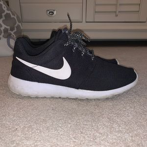 nike roshe tennis shoes